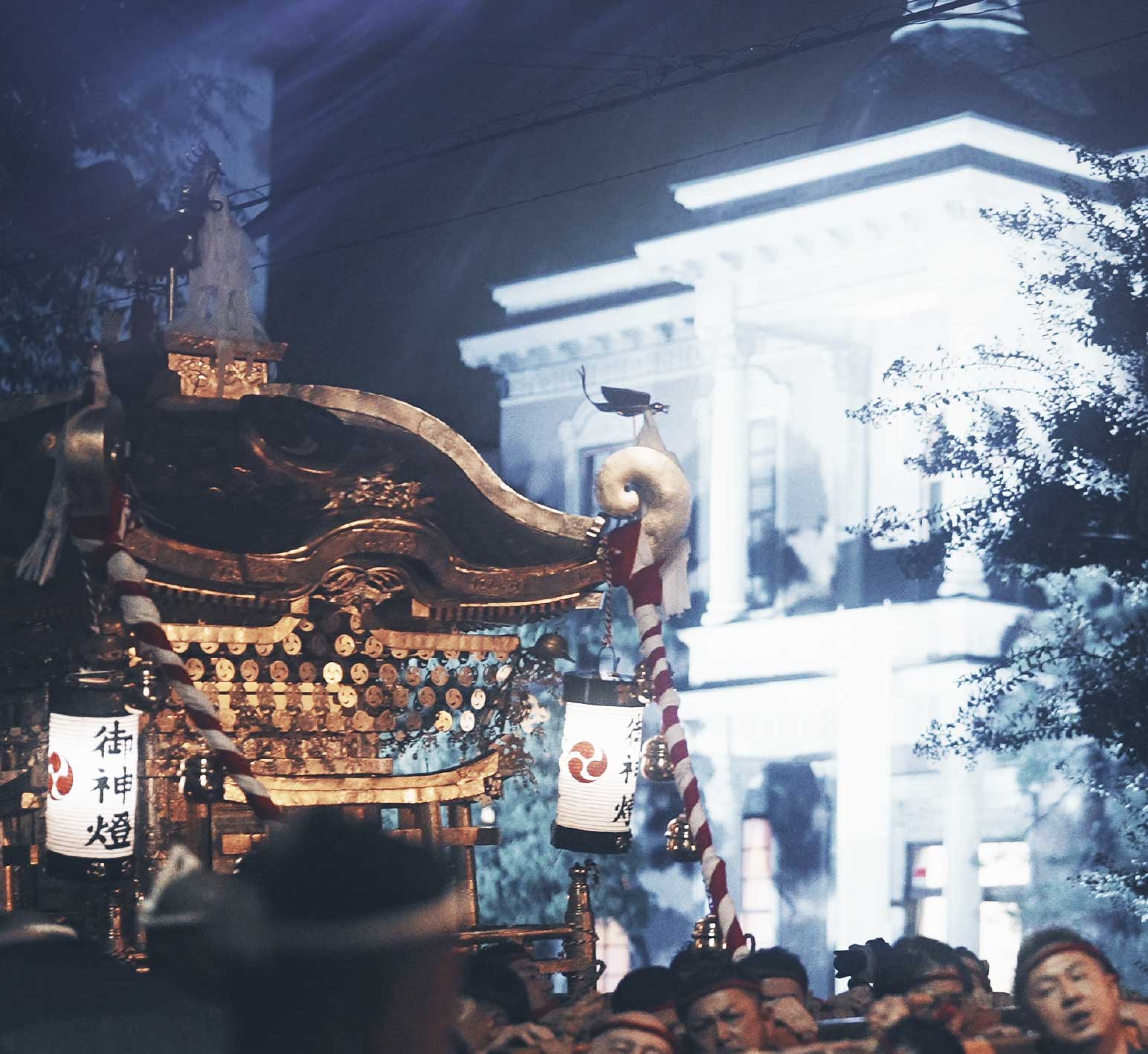 夜の参道と提灯
