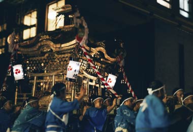 夜の金色神輿